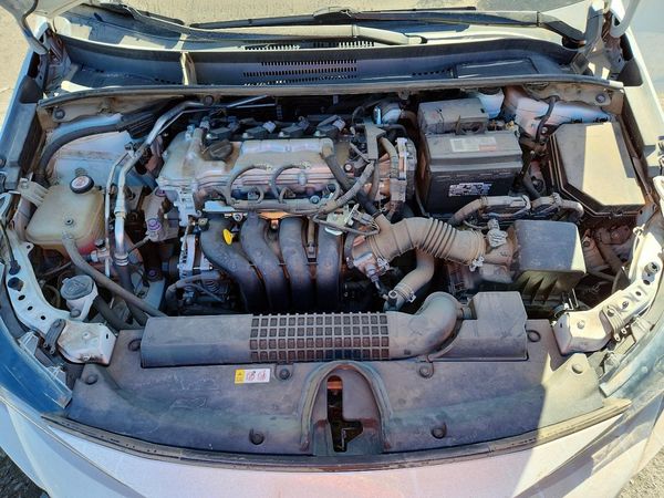 2020 TOYOTA COROLLA LE — Engine bay