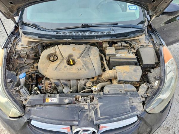 2013 HYUNDAI ELANTRA — Engine bay