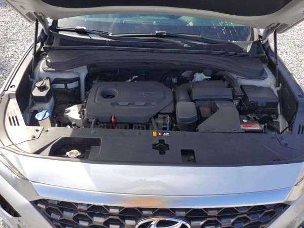 2019 HYUNDAI SANTA FE SE — Engine bay