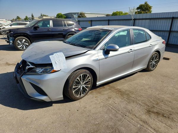 2018 TOYOTA CAMRY SOLA SE/XLE Hybrid — Front 3/4