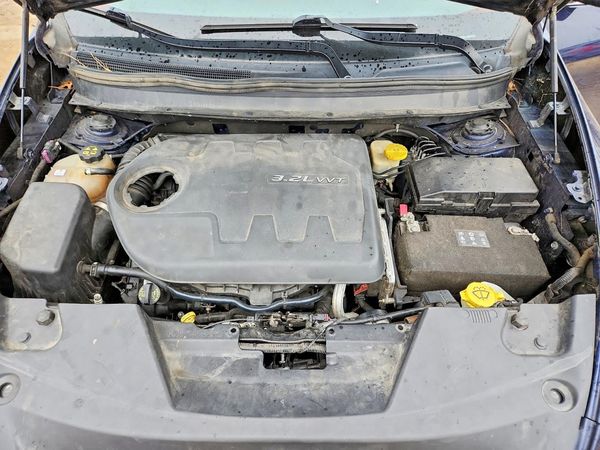 2014 JEEP CHEROKEE Latitude — Engine bay
