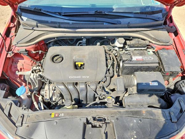 2017 HYUNDAI ELANTRA SE Base — Engine bay
