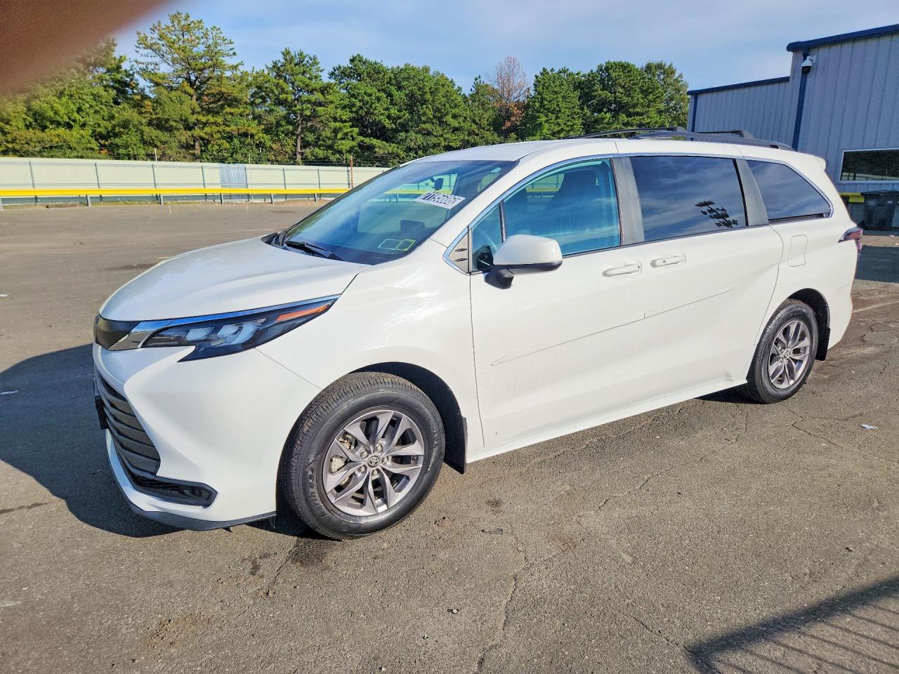 2024 TOYOTA SIENNA LE — Front 3/4