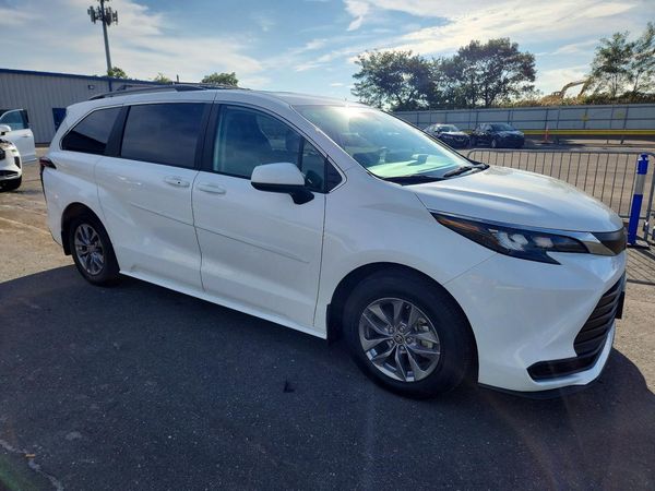 2024 TOYOTA SIENNA LE — Passenger 3/4