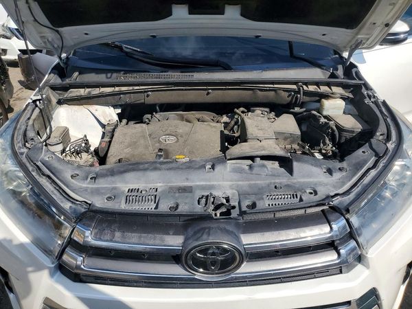 2017 TOYOTA HIGHLANDER Ltd/Ltd Platinum — Engine bay