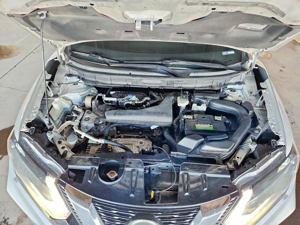 2019 NISSAN ROGUE — Engine bay