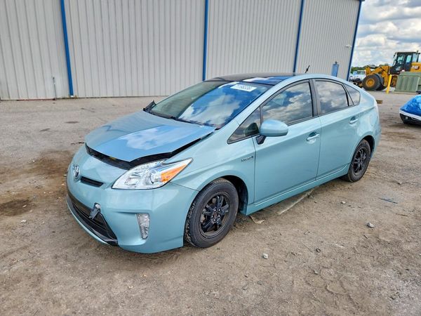 2014 TOYOTA PRIUS — Front 3/4