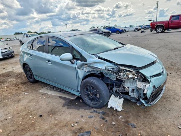 2014 TOYOTA PRIUS — Passenger 3/4