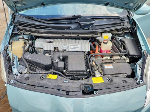 2014 TOYOTA PRIUS — Engine bay