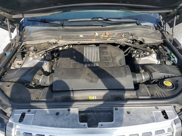 2014 LAND ROVER RANGEROVER HSE — Engine bay