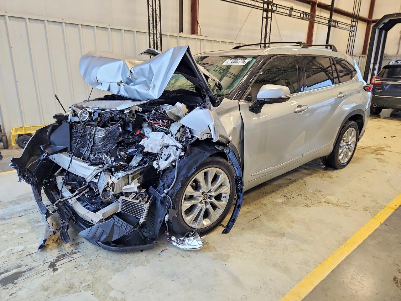 2020 TOYOTA HIGHLANDER Limited — Front 3/4