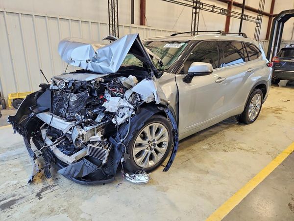 2020 TOYOTA HIGHLANDER Limited — Front 3/4