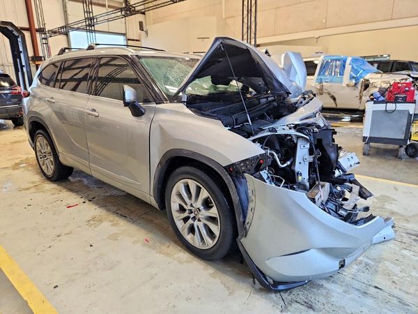 2020 TOYOTA HIGHLANDER Limited — Passenger 3/4