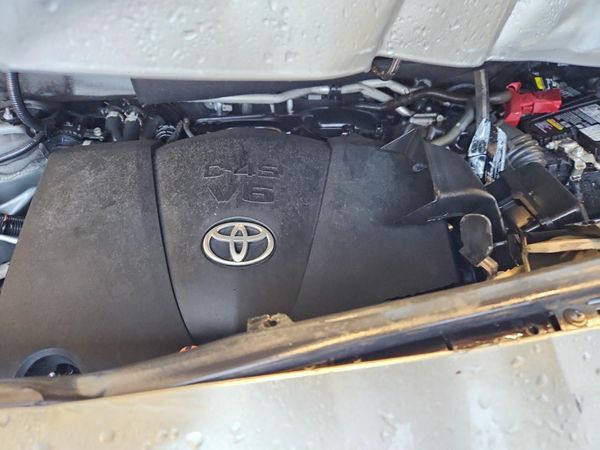 2020 TOYOTA HIGHLANDER Limited — Engine bay