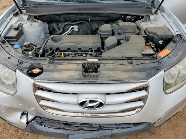 2012 HYUNDAI SANTA FE GL(Middle-low ) — Engine bay