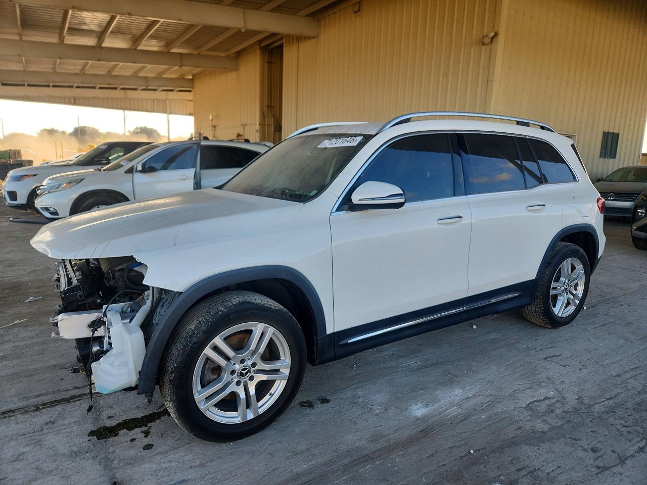 2022 MERCEDES-BENZ GLB GLB250 — Front 3/4