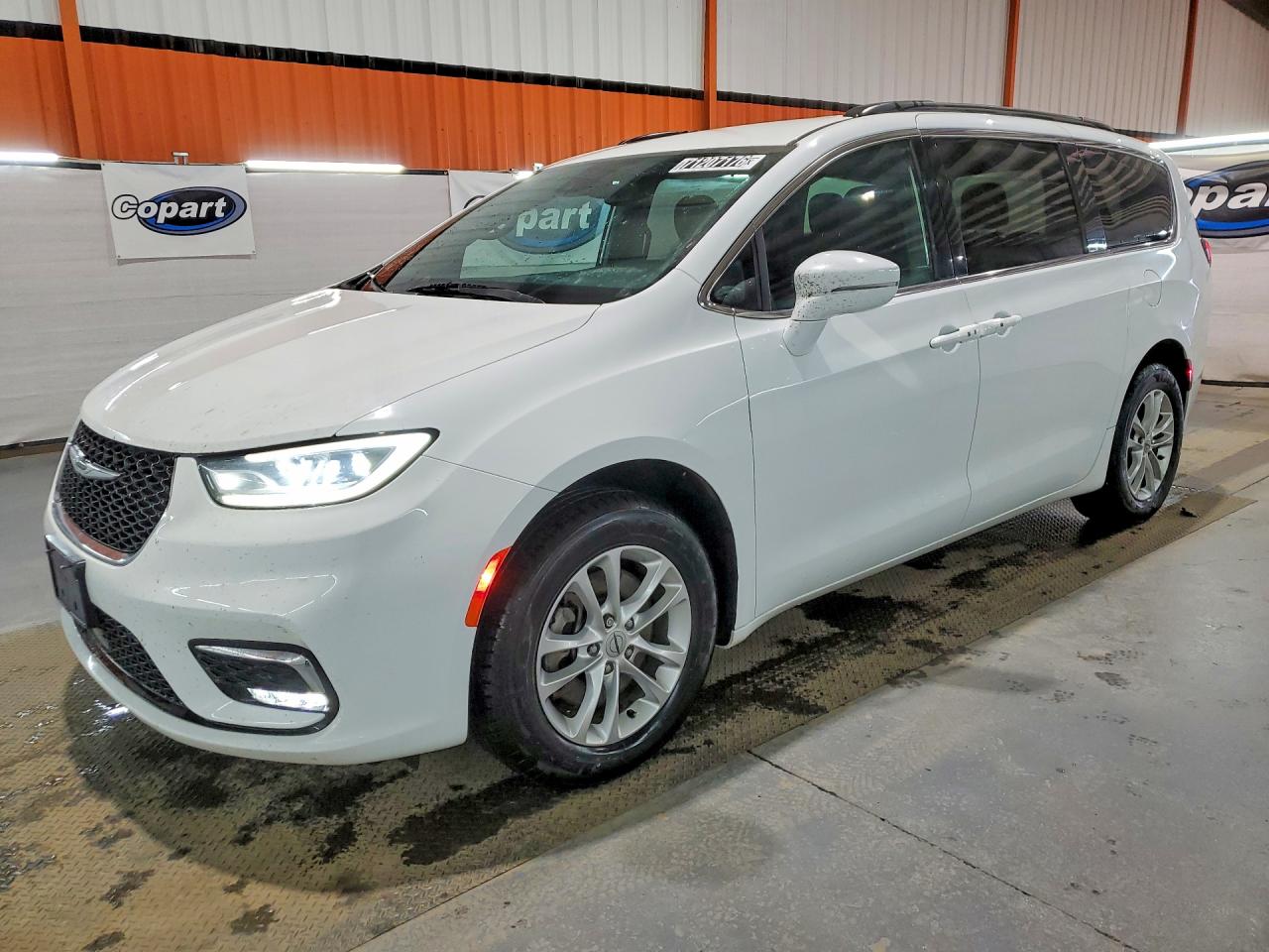 2022 CHRYSLER PACIFICA Touring — Front 3/4