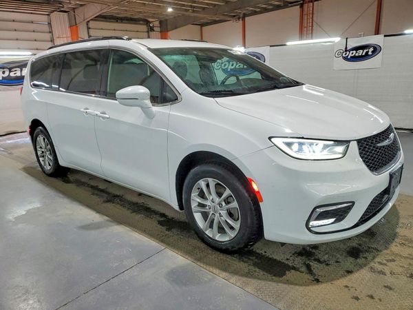 2022 CHRYSLER PACIFICA Touring — Passenger 3/4
