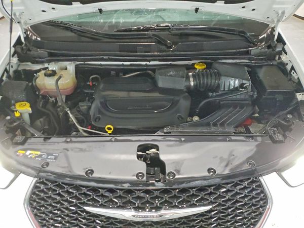 2022 CHRYSLER PACIFICA Touring — Engine bay