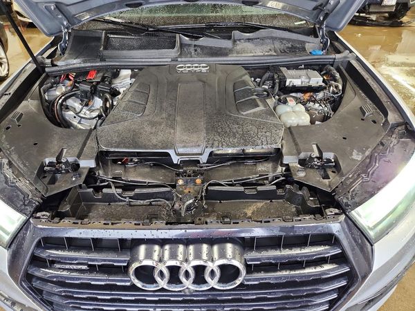 2018 AUDI Q7 quattro Prestige — Engine bay