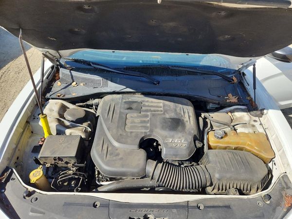2015 DODGE CHARGER SE — Engine bay