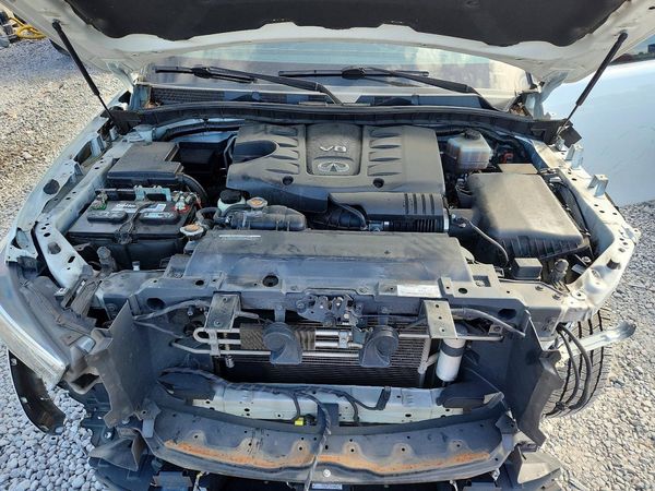 2019 INFINITI QX80 — Engine bay