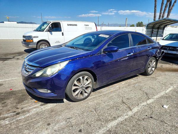 2013 HYUNDAI SONATA — Front 3/4