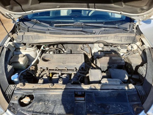 2012 HYUNDAI TUCSON GLS — Engine bay