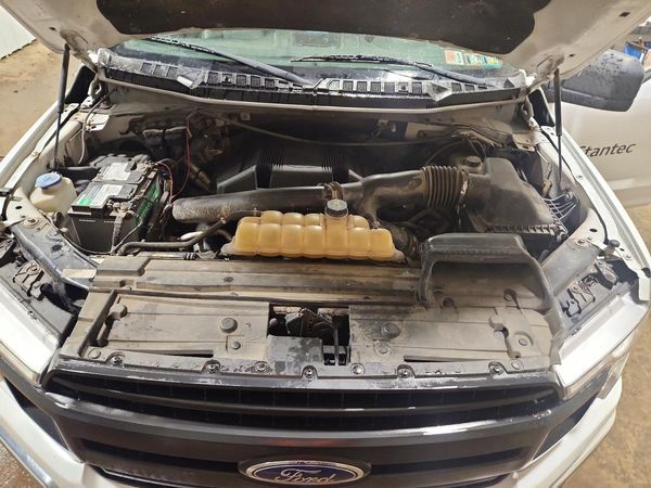 2018 FORD F150 — Engine bay