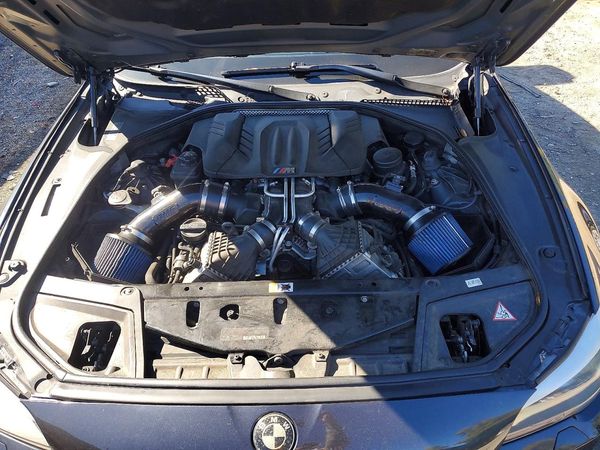 2013 BMW M5 — Engine bay