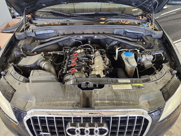 2013 AUDI Q5 Premium Hybrid — Engine bay