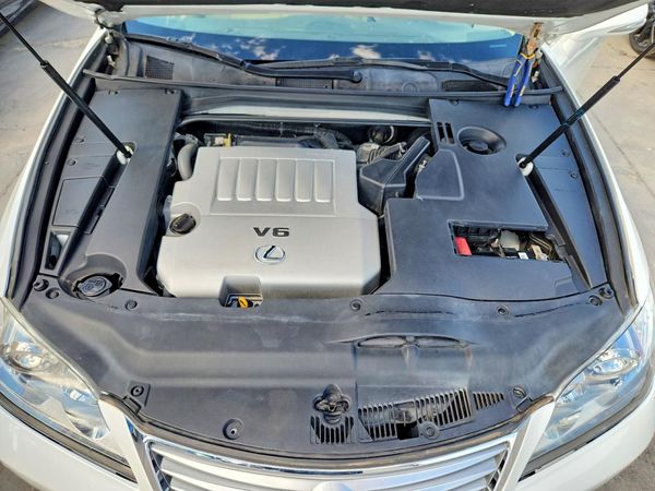 2012 LEXUS ES 350 — Engine bay