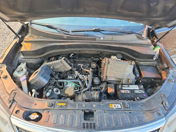 2014 KIA SORENTO Base/ LX — Engine bay