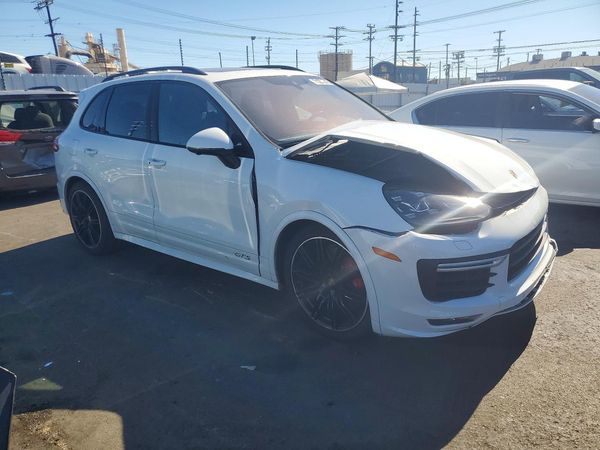 2016 PORSCHE CAYENNE — Passenger 3/4