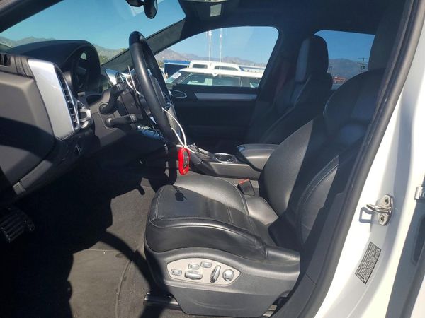 2016 PORSCHE CAYENNE — DENT