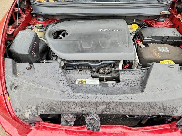 2014 JEEP CHEROKEE Limited — Engine bay
