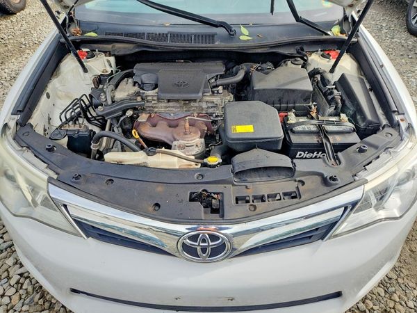 2013 TOYOTA CAMRY — Engine bay