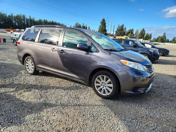 2014 TOYOTA SIENNA — Passenger 3/4