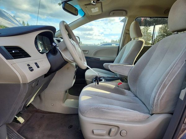 2014 TOYOTA SIENNA — DENT