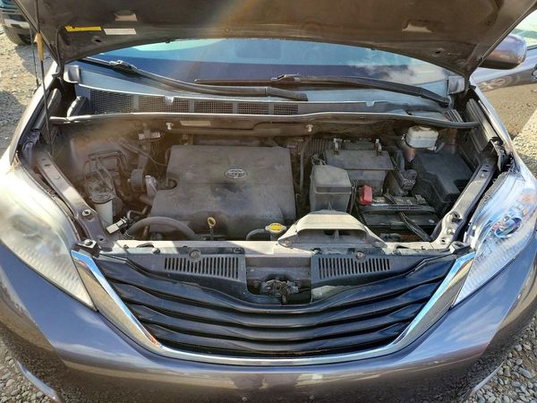 2014 TOYOTA SIENNA — Engine bay