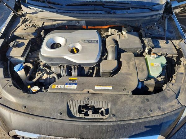 2016 HYUNDAI SONATA GL (Middle-Low) — Engine bay