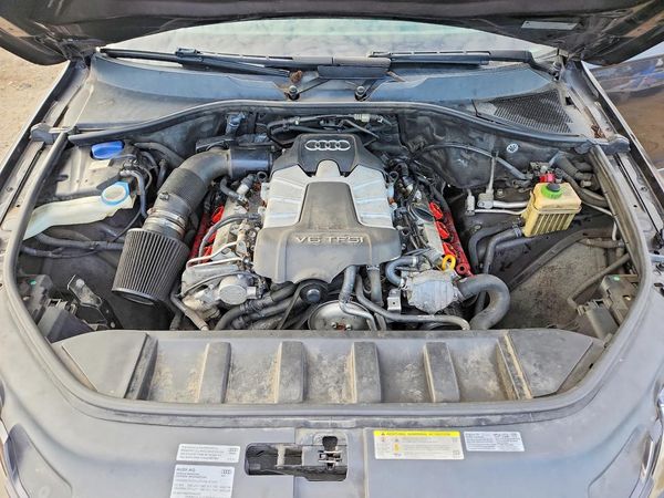 2014 AUDI Q7 Premium Plus — Engine bay