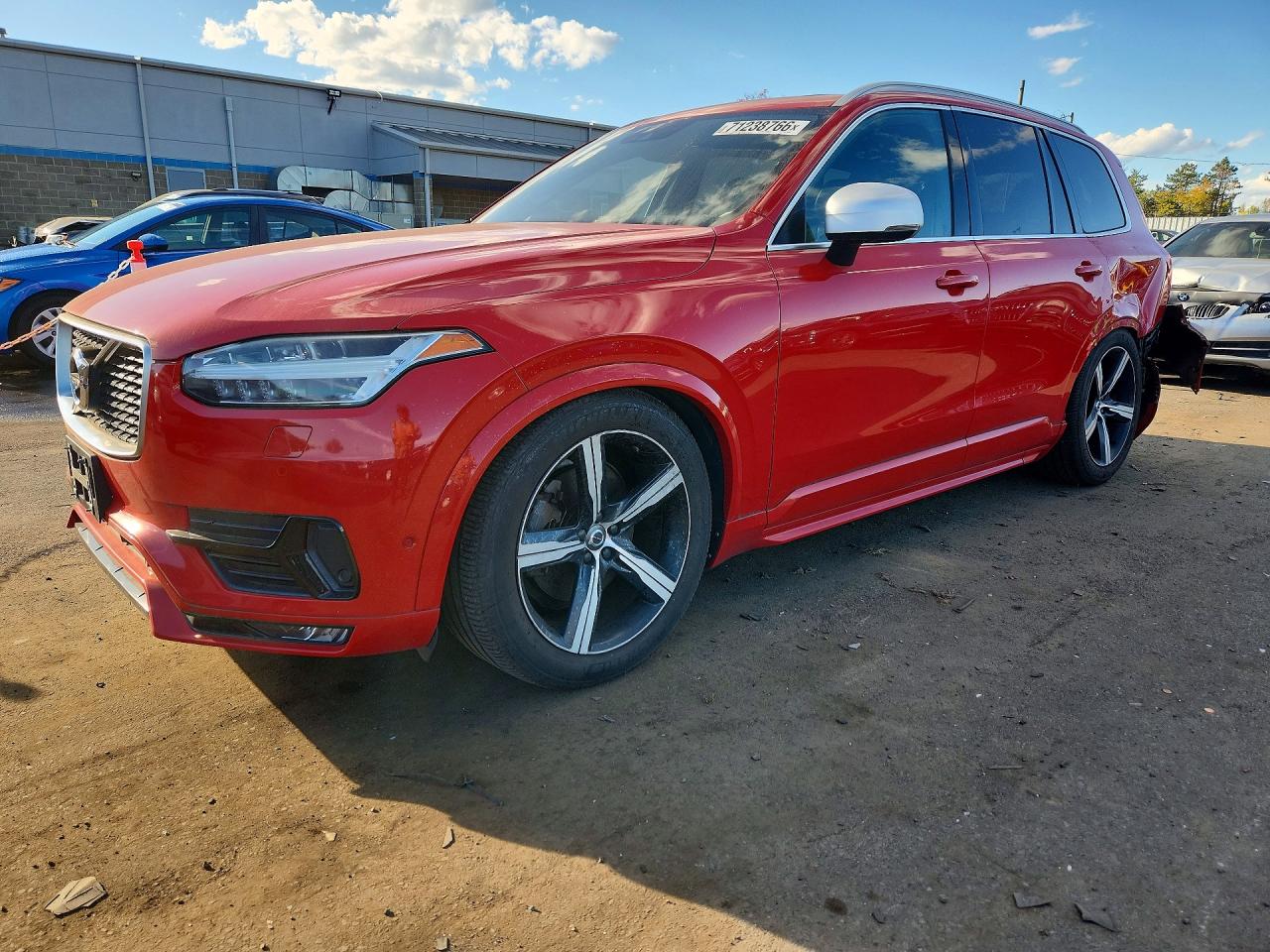 2017 VOLVO XC90 R-Design — Front 3/4