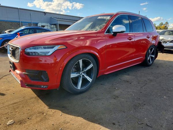 2017 VOLVO XC90 R-Design — Front 3/4