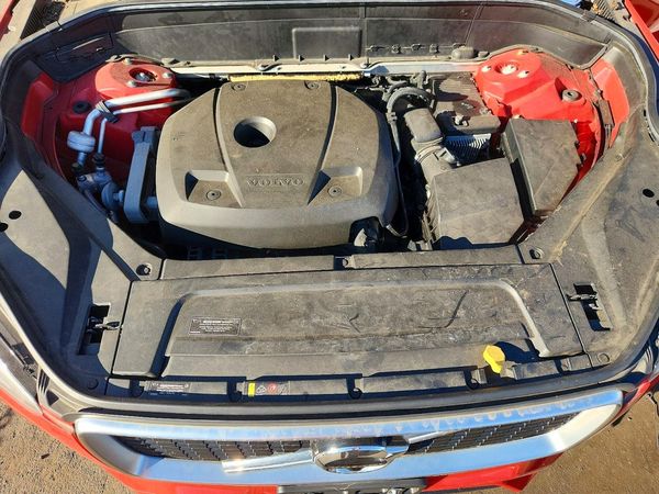 2017 VOLVO XC90 R-Design — Engine bay