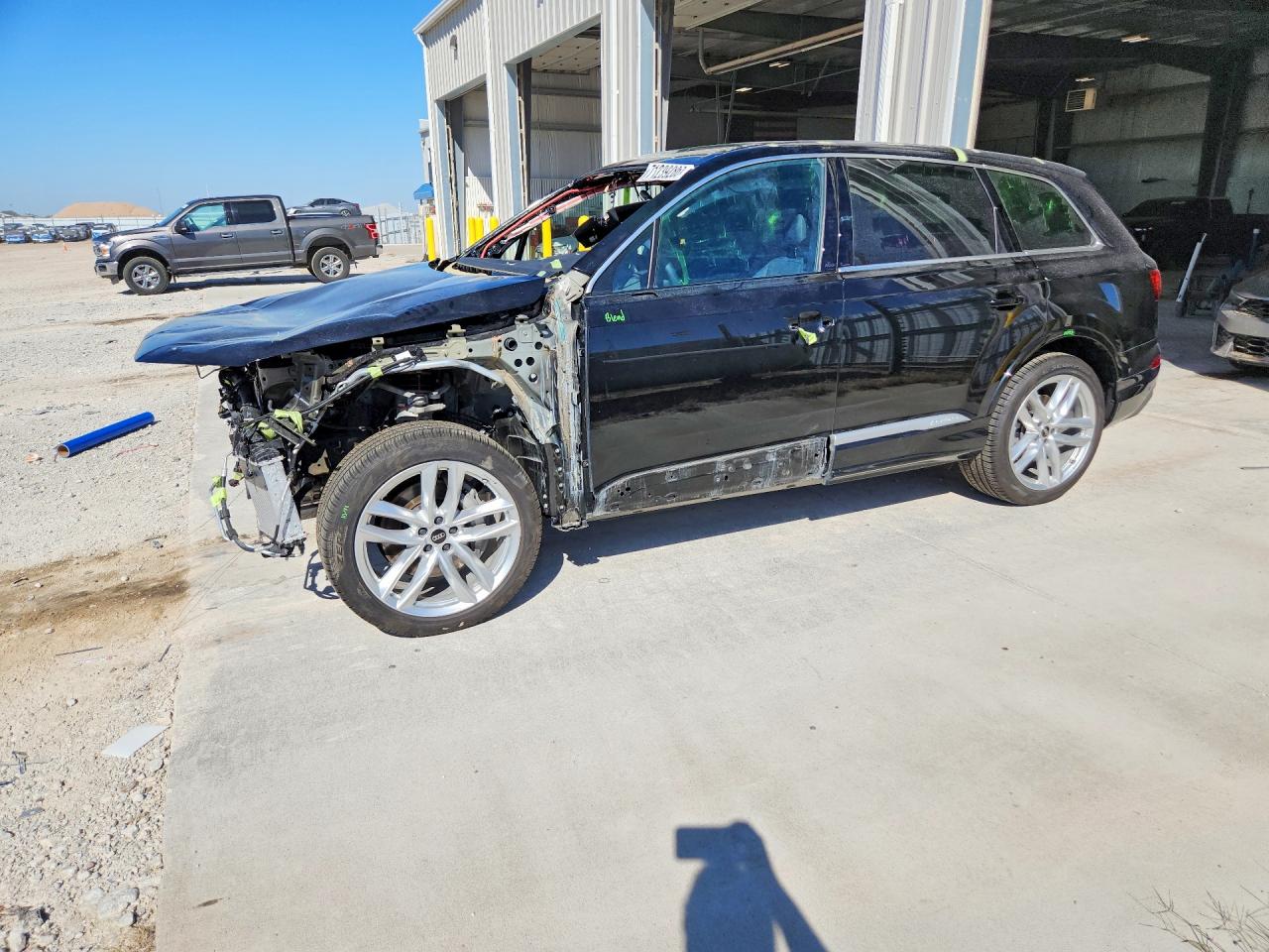 2025 AUDI Q7 quattro Premium Plus — Front 3/4