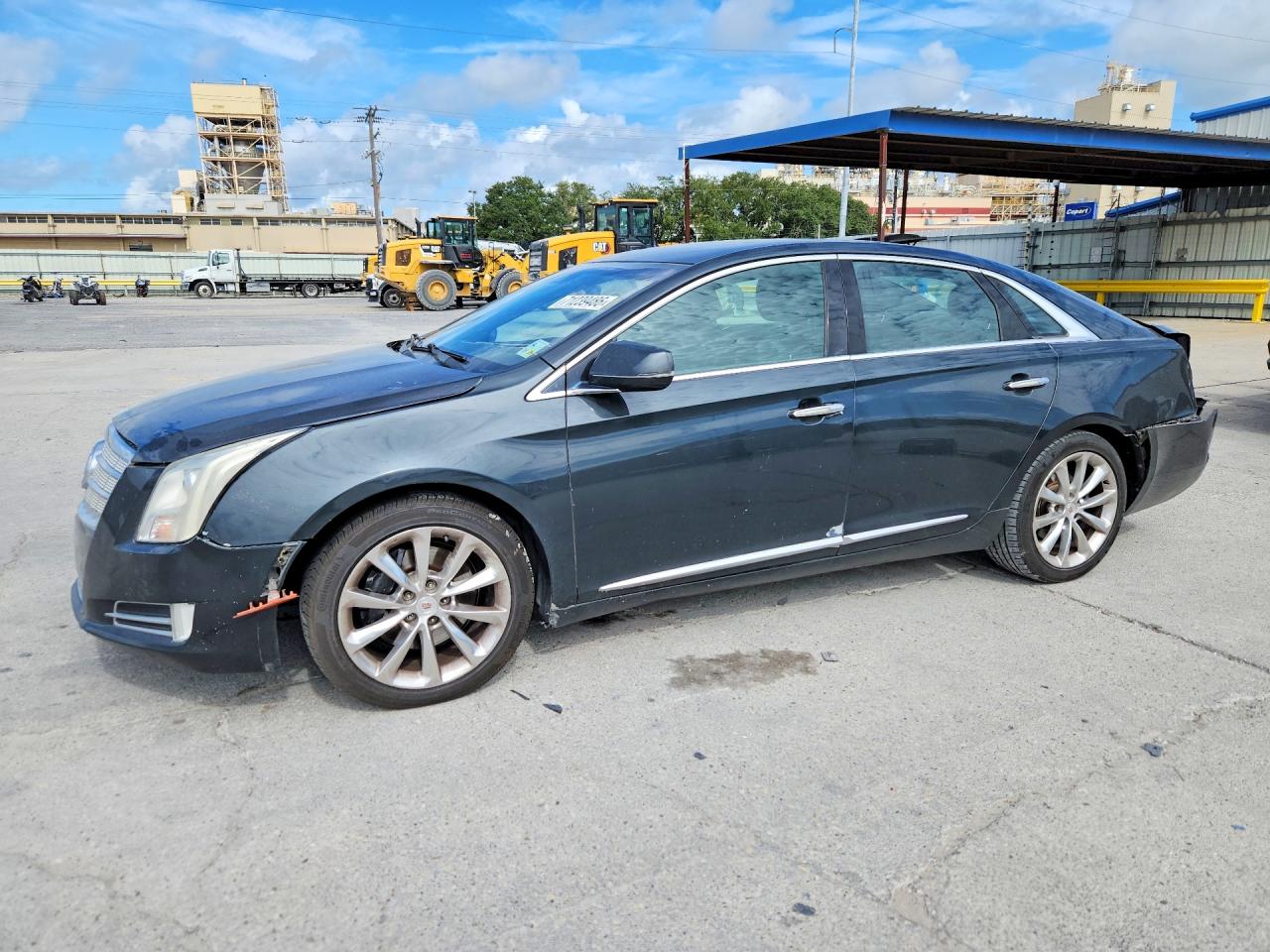 2013 CADILLAC XTS Platinum — Front 3/4