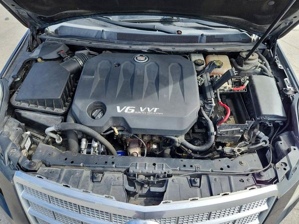 2013 CADILLAC XTS Platinum — Engine bay