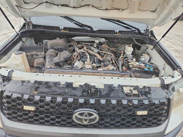 2019 TOYOTA TUNDRA SR5 Grade — Engine bay