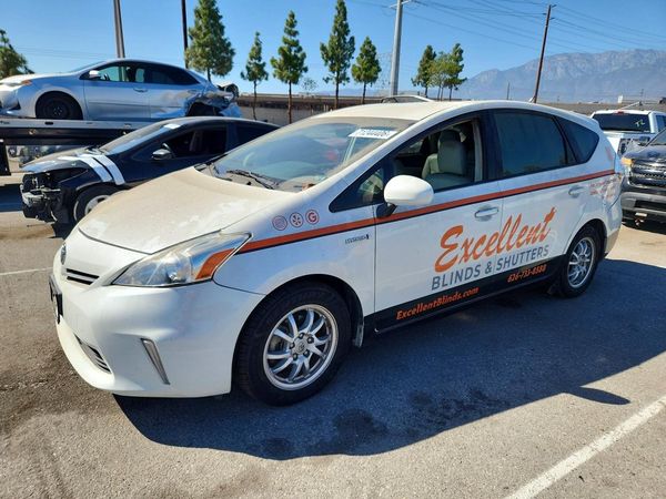 2012 TOYOTA PRIUS V TW — Front 3/4